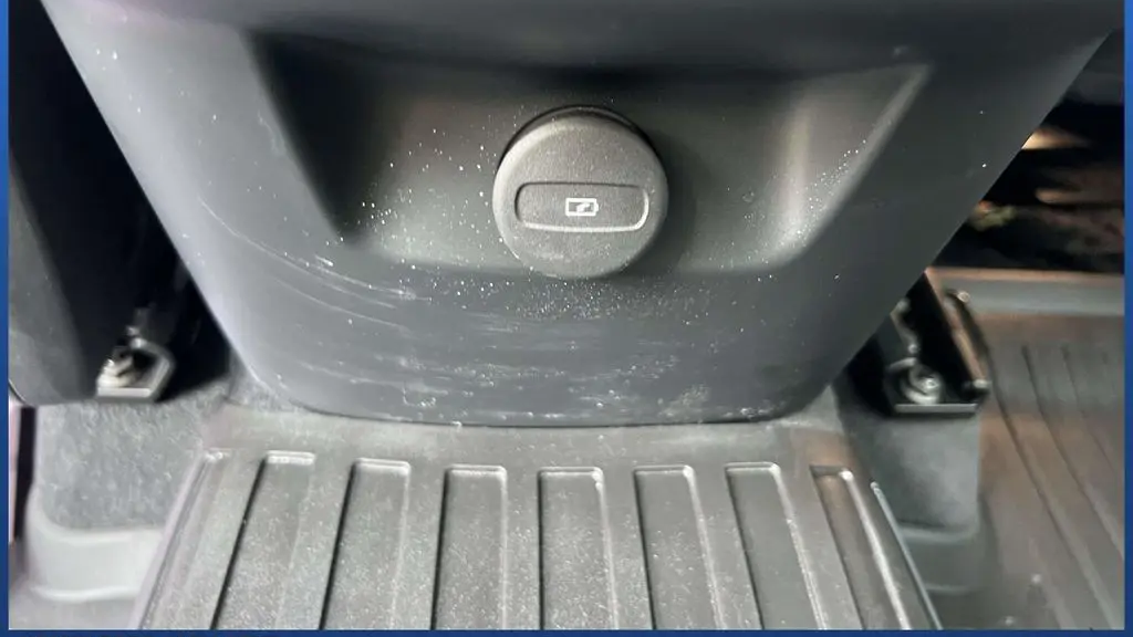 2024 Volvo XC60 B5 Ultimate Dark Theme