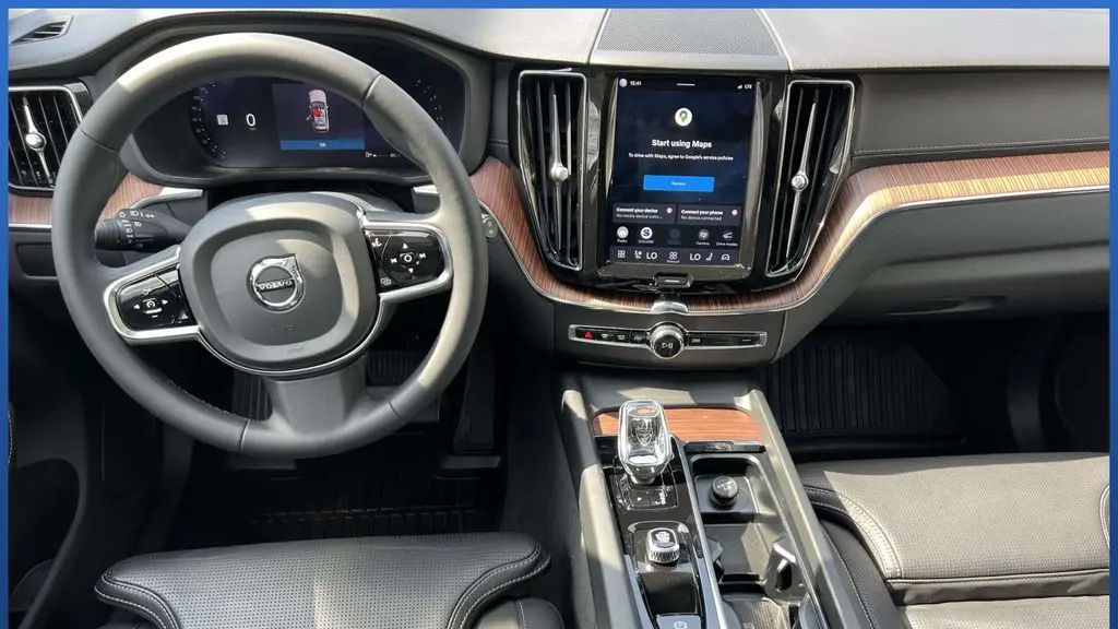 2024 Volvo XC60 B5 Ultimate Dark Theme