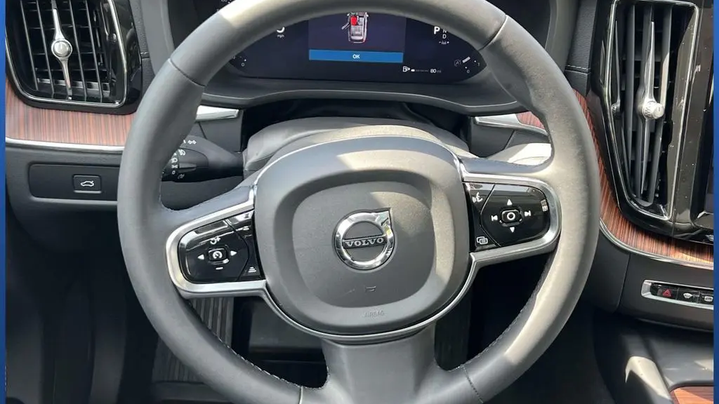 2024 Volvo XC60 B5 Ultimate Dark Theme