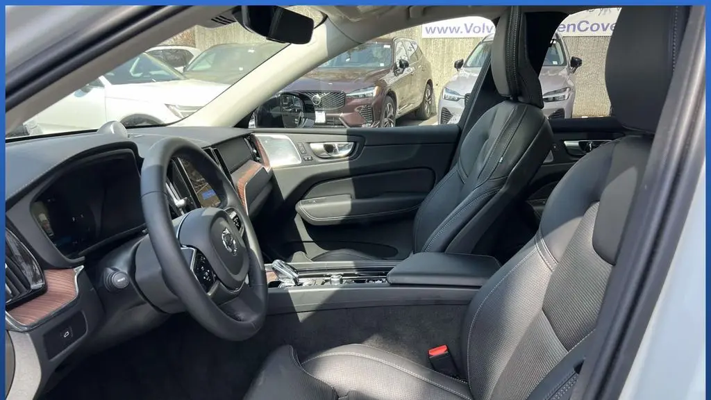 2024 Volvo XC60 B5 Ultimate Dark Theme