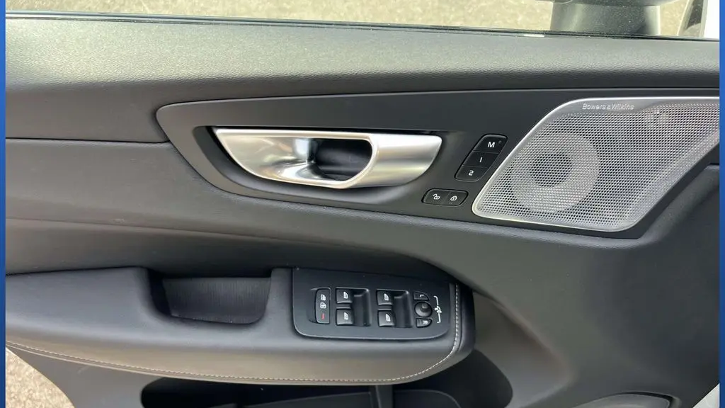 2024 Volvo XC60 B5 Ultimate Dark Theme
