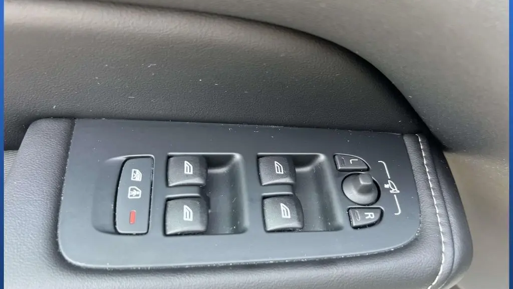 2024 Volvo XC60 B5 Ultimate Dark Theme