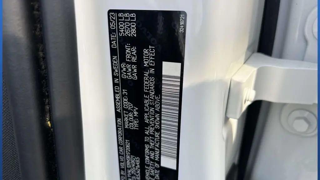 2024 Volvo XC60 B5 Ultimate Dark Theme