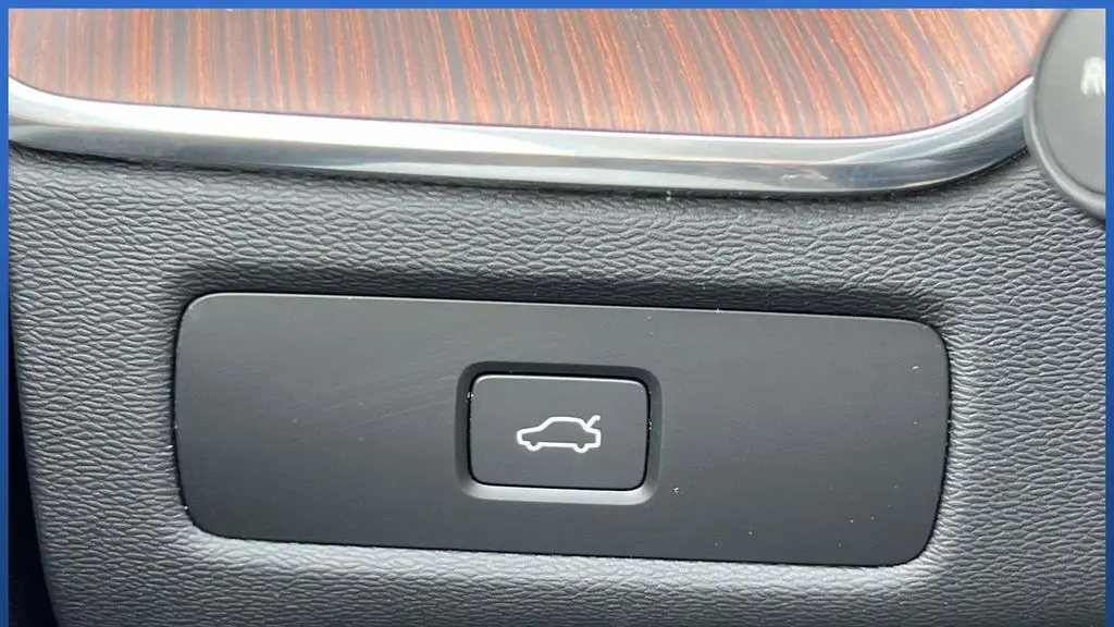 2024 Volvo XC60 B5 Ultimate Dark Theme