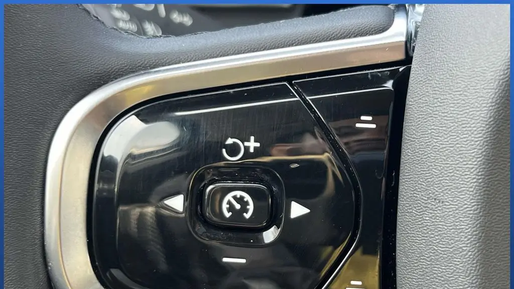 2024 Volvo XC60 B5 Ultimate Dark Theme