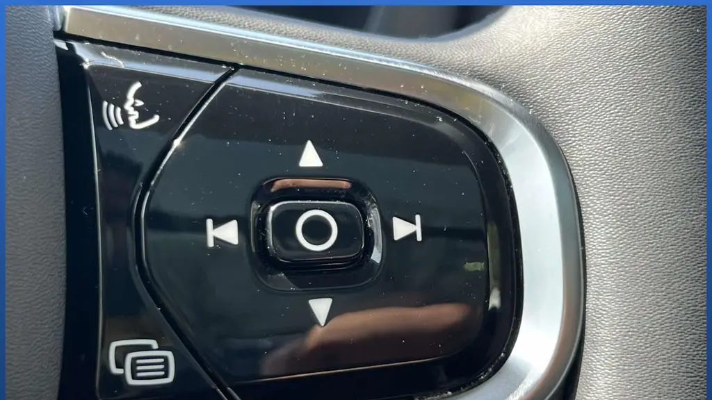 2024 Volvo XC60 B5 Ultimate Dark Theme
