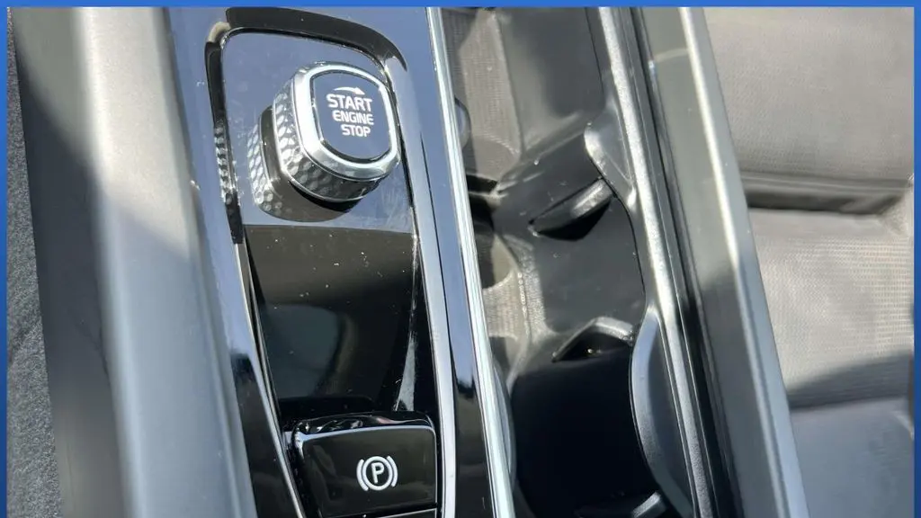 2024 Volvo XC60 B5 Ultimate Dark Theme