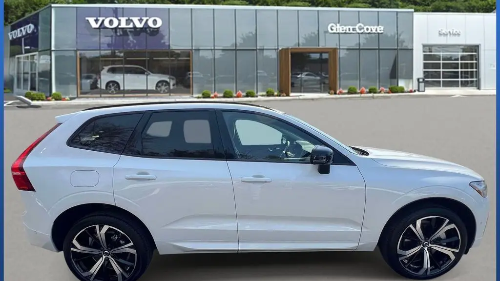 2024 Volvo XC60 B5 Ultimate Dark Theme