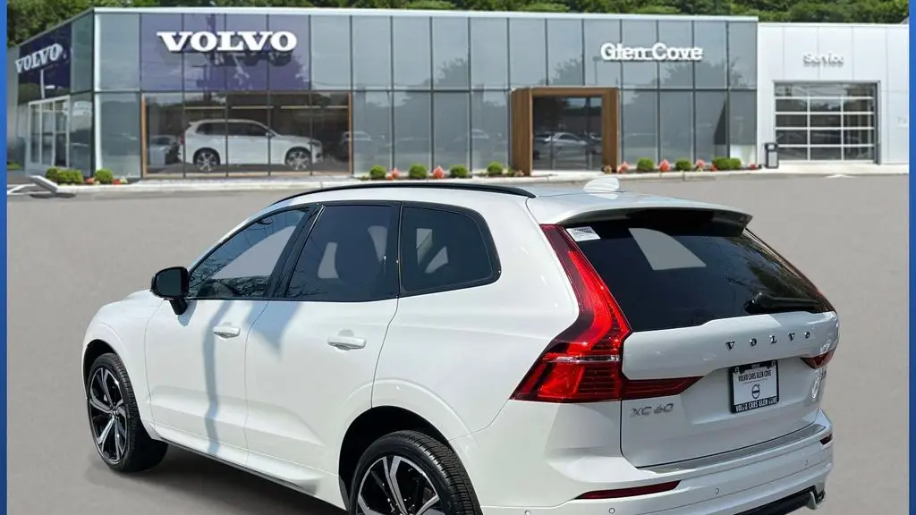 2024 Volvo XC60 B5 Ultimate Dark Theme