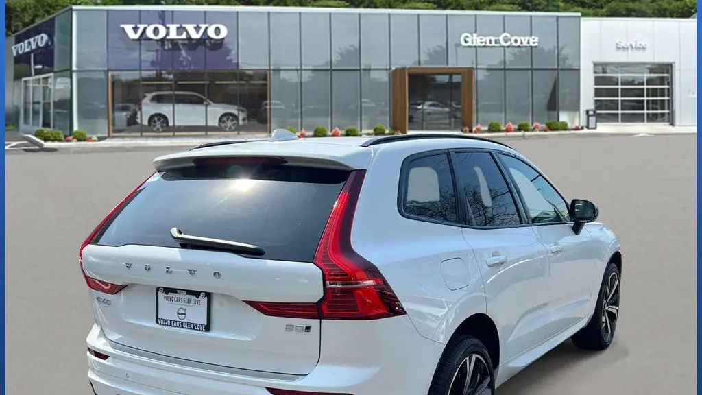 2024 Volvo XC60 B5 Ultimate Dark Theme