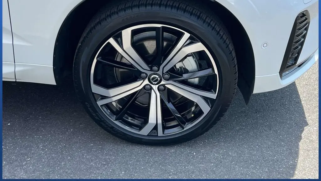 2024 Volvo XC60 B5 Ultimate Dark Theme