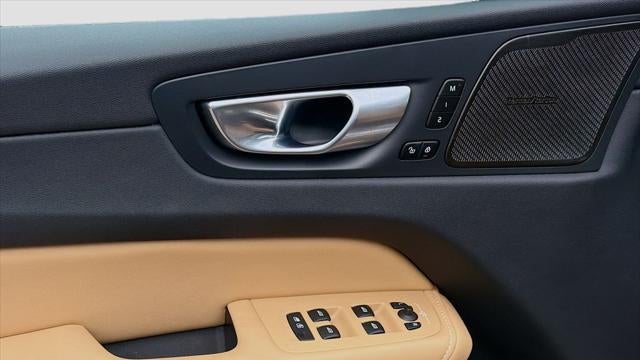 2024 Volvo XC60 B5 Ultimate Dark Theme