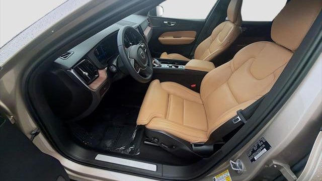 2024 Volvo XC60 B5 Ultimate Dark Theme