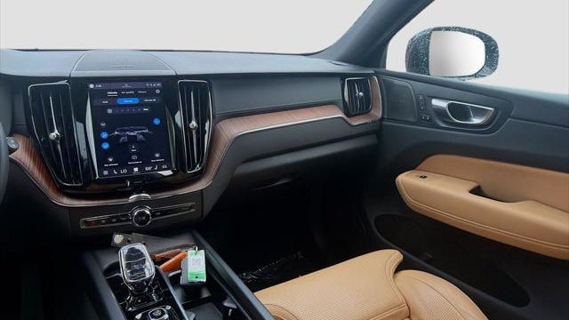 2024 Volvo XC60 B5 Ultimate Dark Theme