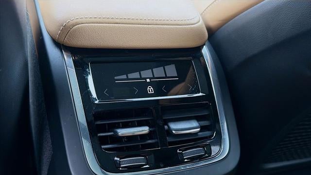 2024 Volvo XC60 B5 Ultimate Dark Theme