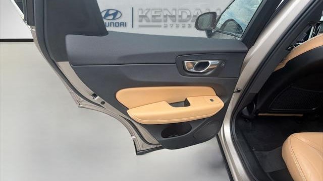 2024 Volvo XC60 B5 Ultimate Dark Theme