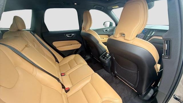2024 Volvo XC60 B5 Ultimate Dark Theme
