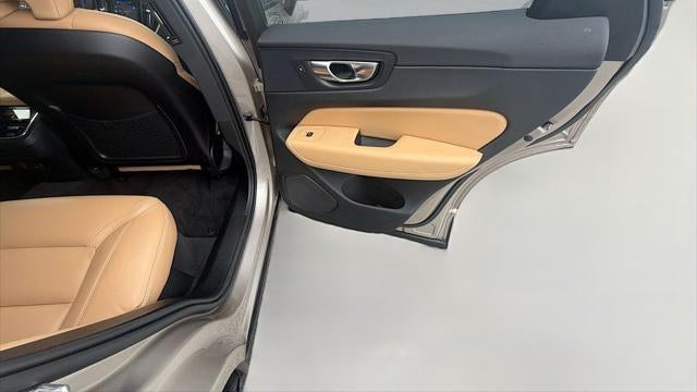 2024 Volvo XC60 B5 Ultimate Dark Theme