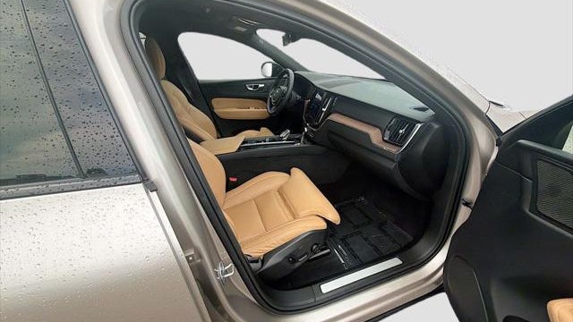 2024 Volvo XC60 B5 Ultimate Dark Theme