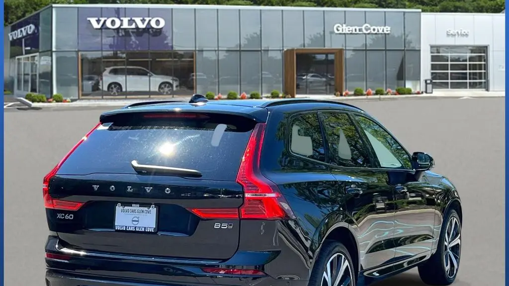 2024 Volvo XC60 B5 Ultimate Dark Theme