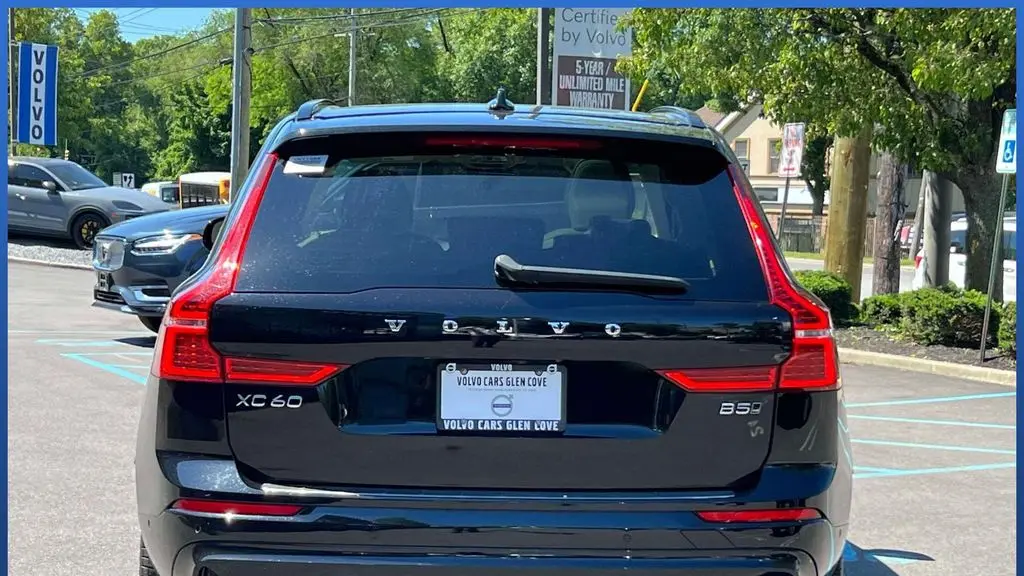 2024 Volvo XC60 B5 Ultimate Dark Theme