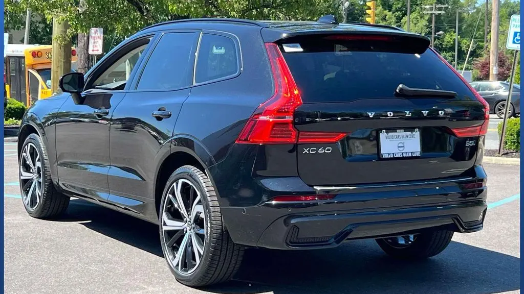 2024 Volvo XC60 B5 Ultimate Dark Theme
