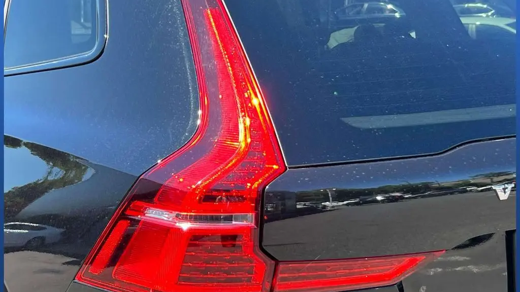 2024 Volvo XC60 B5 Ultimate Dark Theme