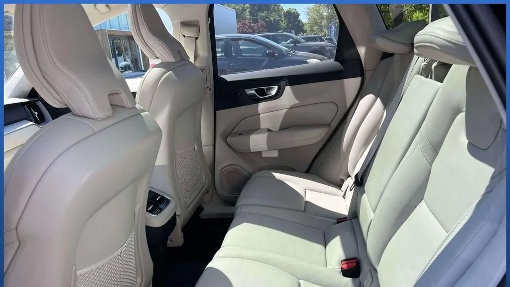 2024 Volvo XC60 B5 Ultimate Dark Theme