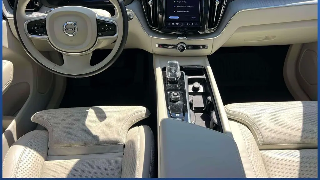 2024 Volvo XC60 B5 Ultimate Dark Theme