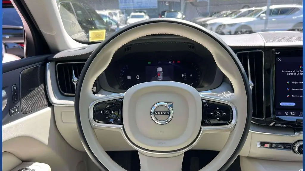 2024 Volvo XC60 B5 Ultimate Dark Theme