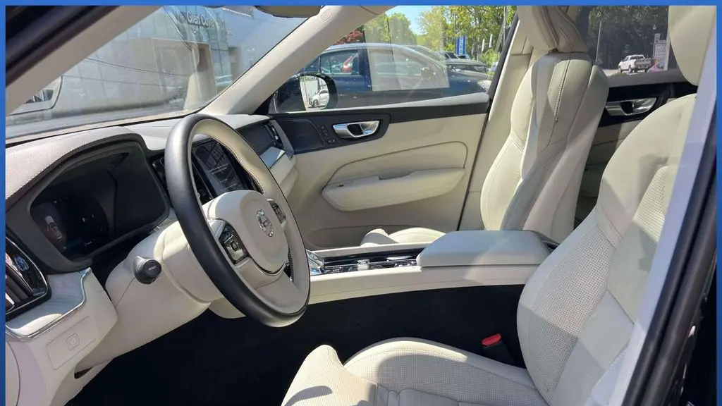 2024 Volvo XC60 B5 Ultimate Dark Theme