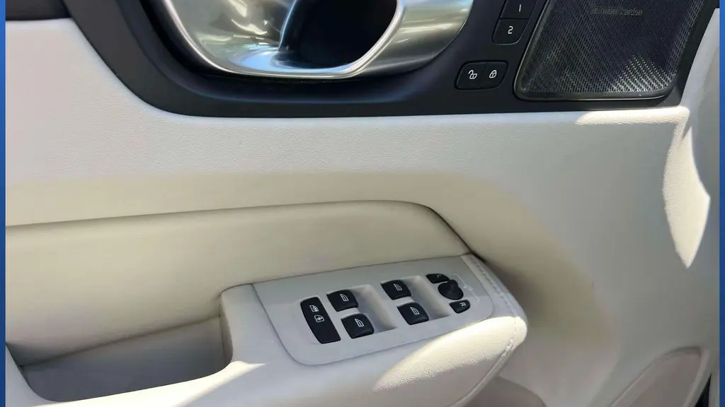 2024 Volvo XC60 B5 Ultimate Dark Theme