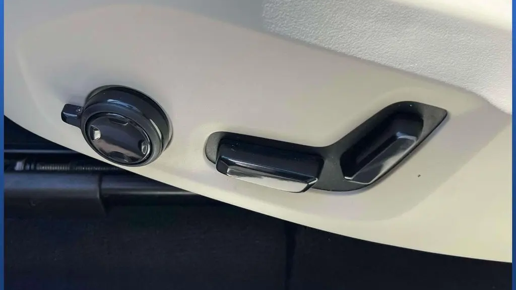 2024 Volvo XC60 B5 Ultimate Dark Theme
