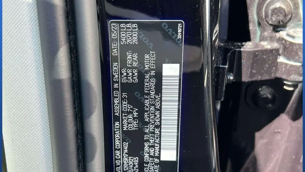 2024 Volvo XC60 B5 Ultimate Dark Theme