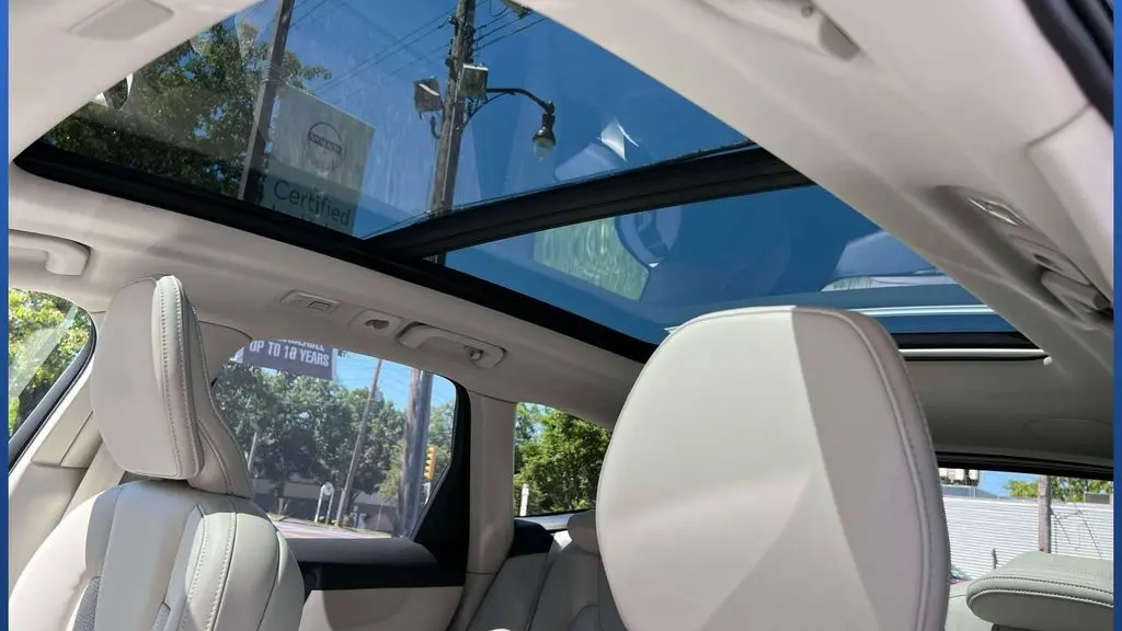 2024 Volvo XC60 B5 Ultimate Dark Theme