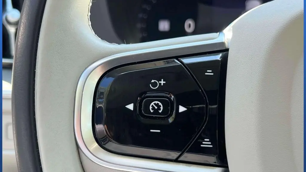 2024 Volvo XC60 B5 Ultimate Dark Theme