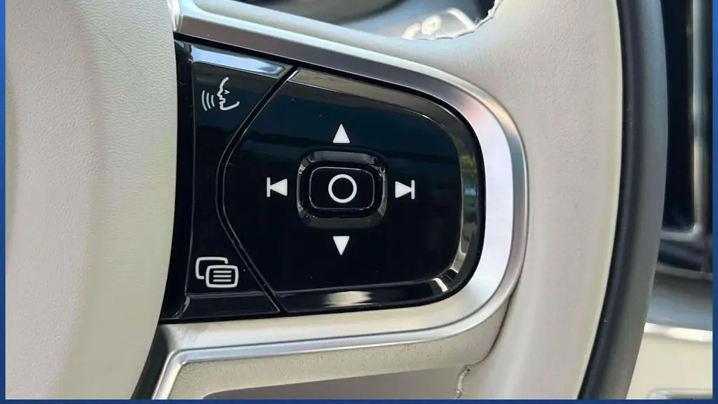2024 Volvo XC60 B5 Ultimate Dark Theme