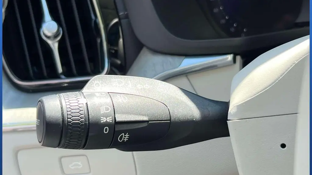 2024 Volvo XC60 B5 Ultimate Dark Theme