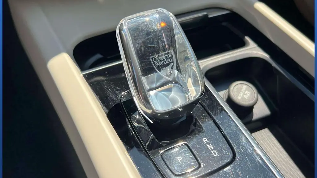 2024 Volvo XC60 B5 Ultimate Dark Theme