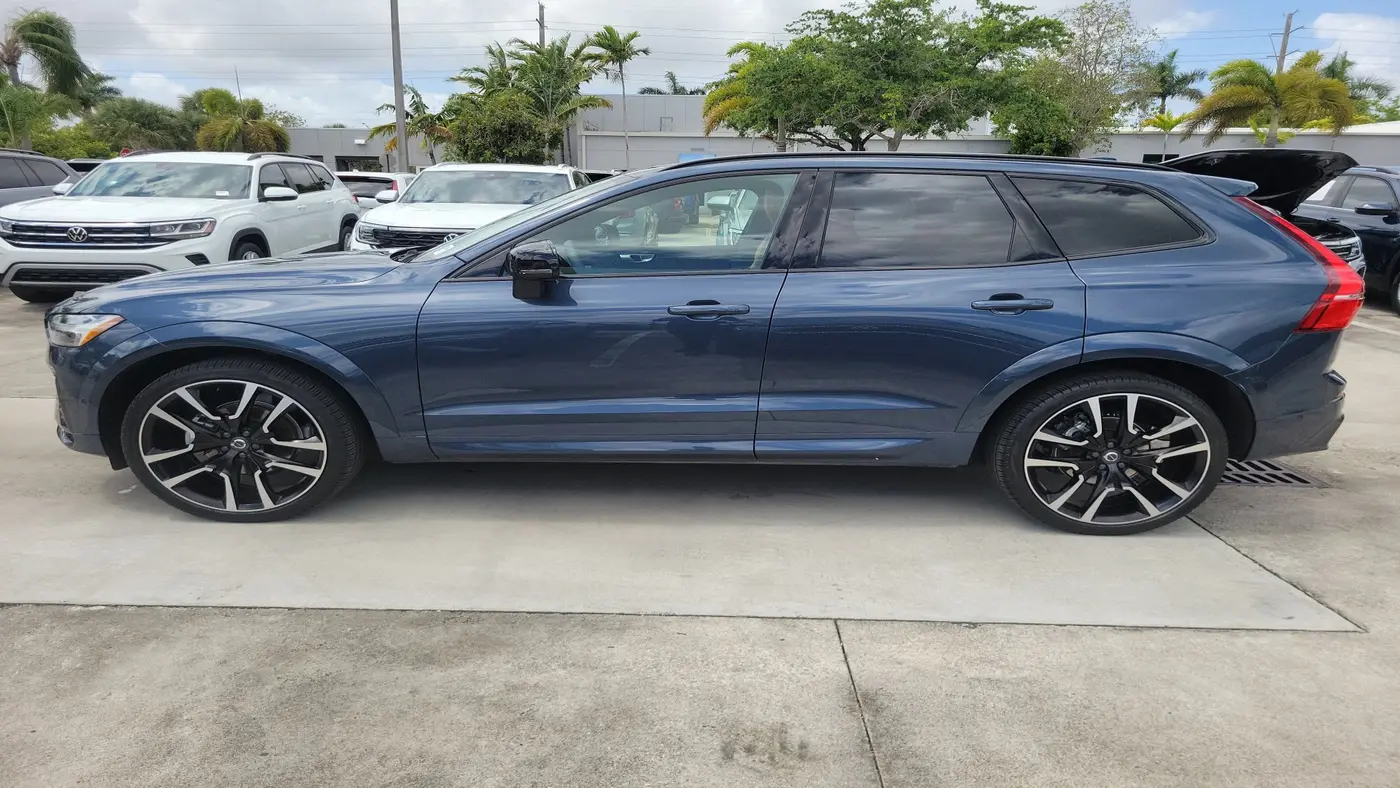 2024 Volvo XC60 B5 Ultimate Dark Theme
