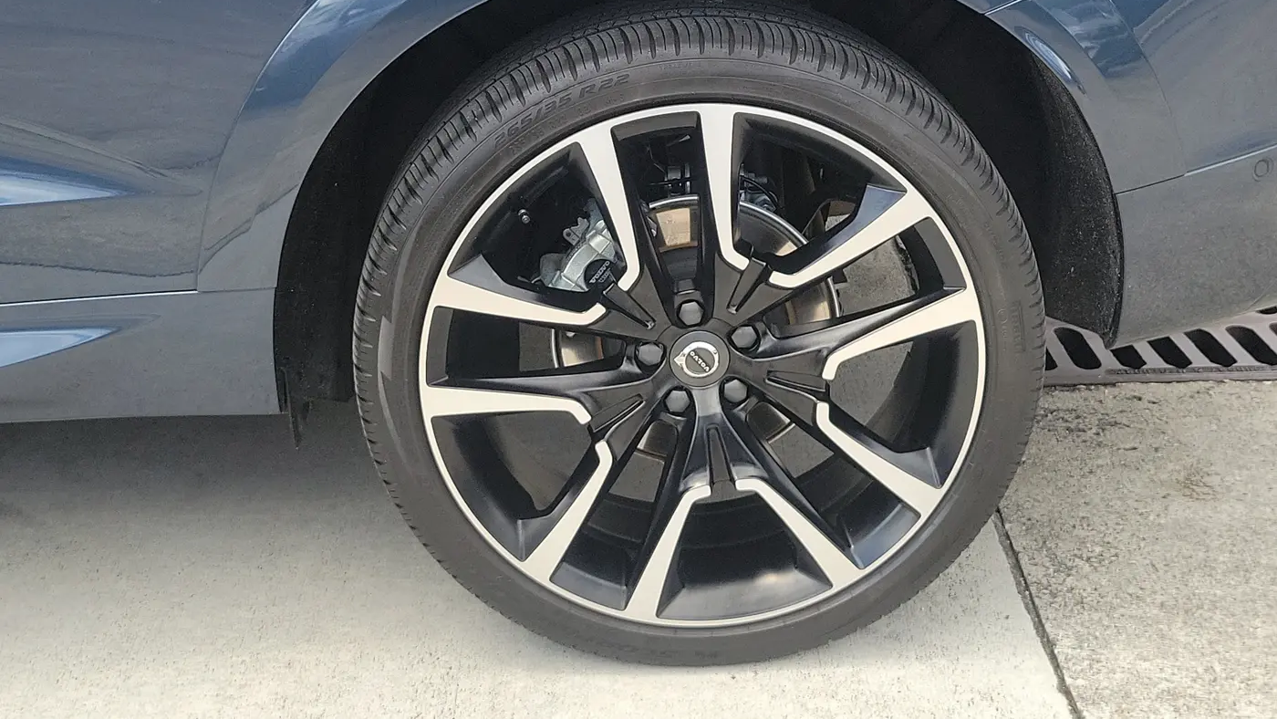 2024 Volvo XC60 B5 Ultimate Dark Theme