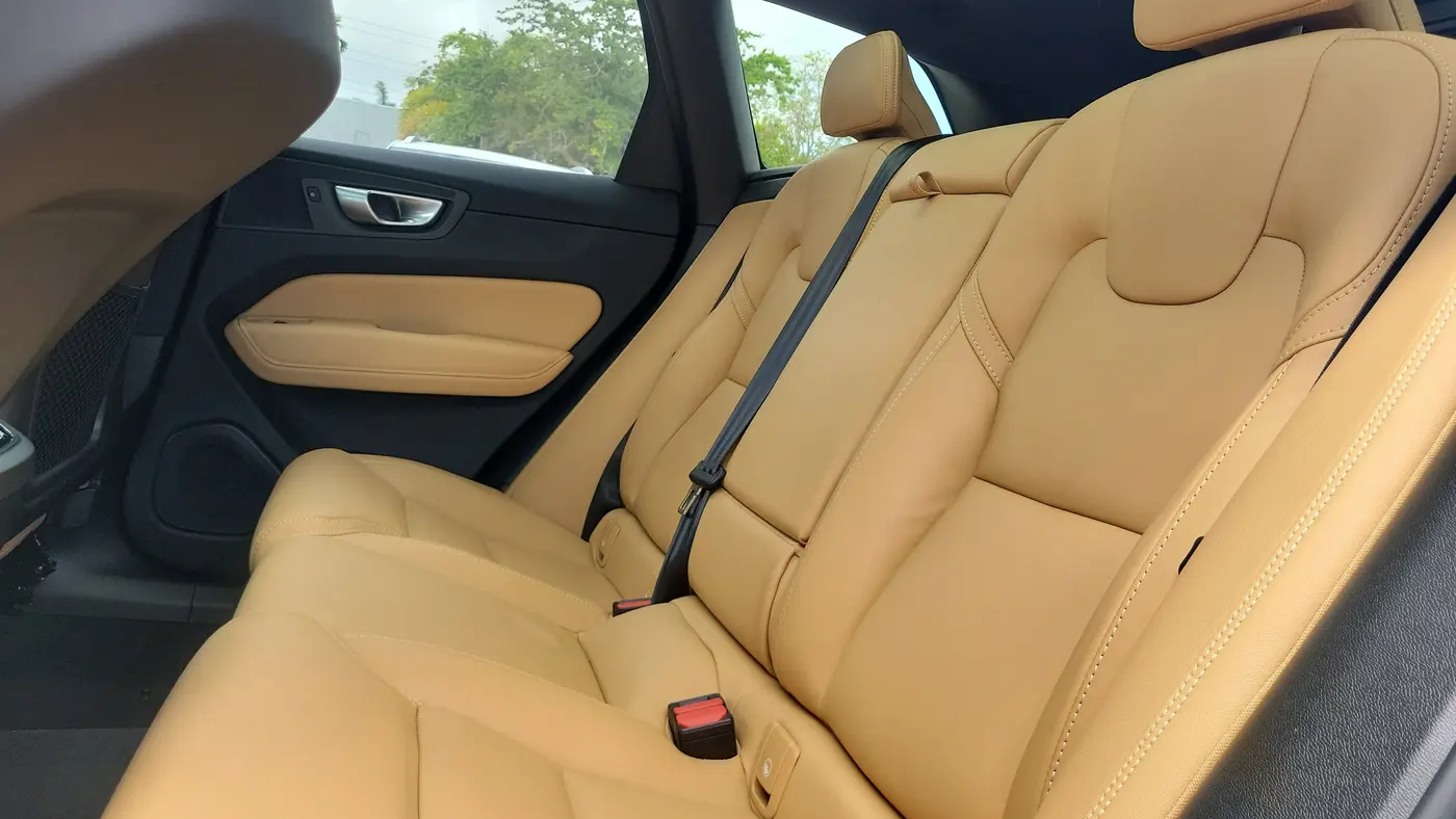 2024 Volvo XC60 B5 Ultimate Dark Theme