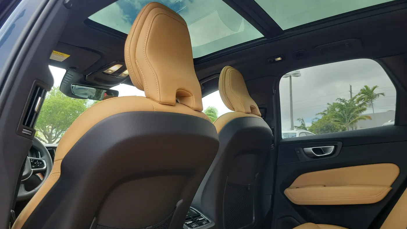 2024 Volvo XC60 B5 Ultimate Dark Theme