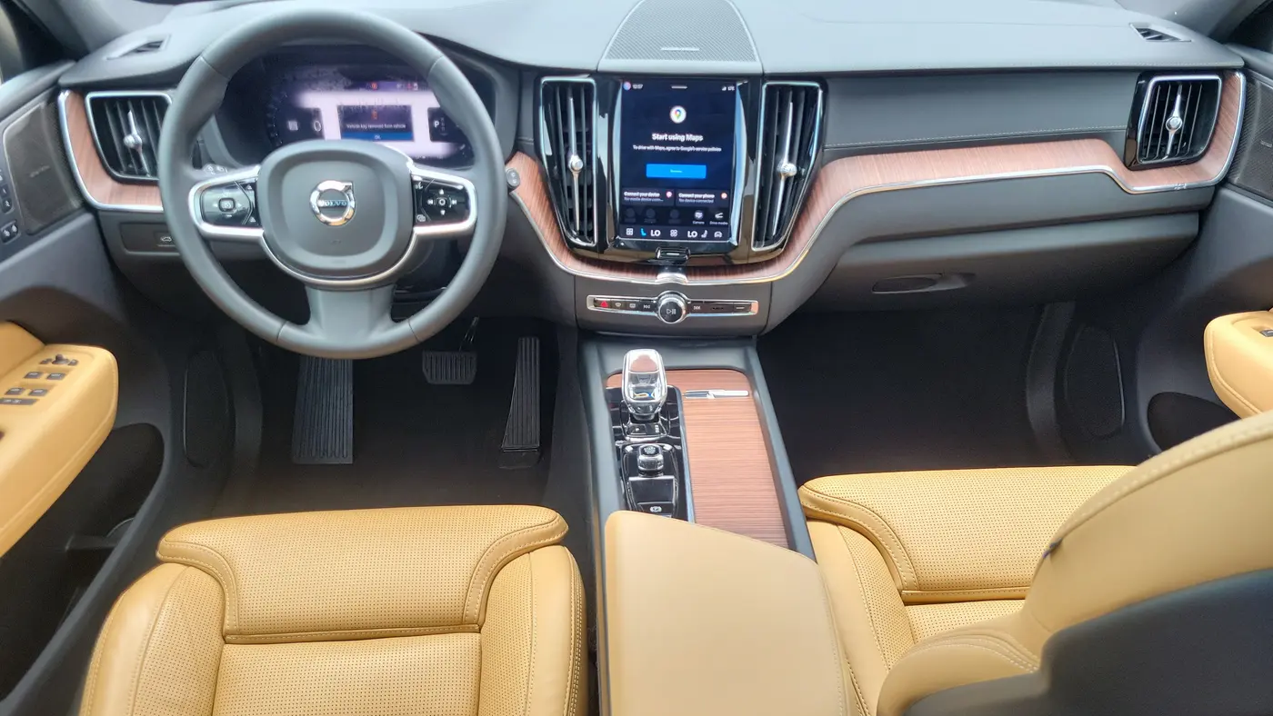 2024 Volvo XC60 B5 Ultimate Dark Theme
