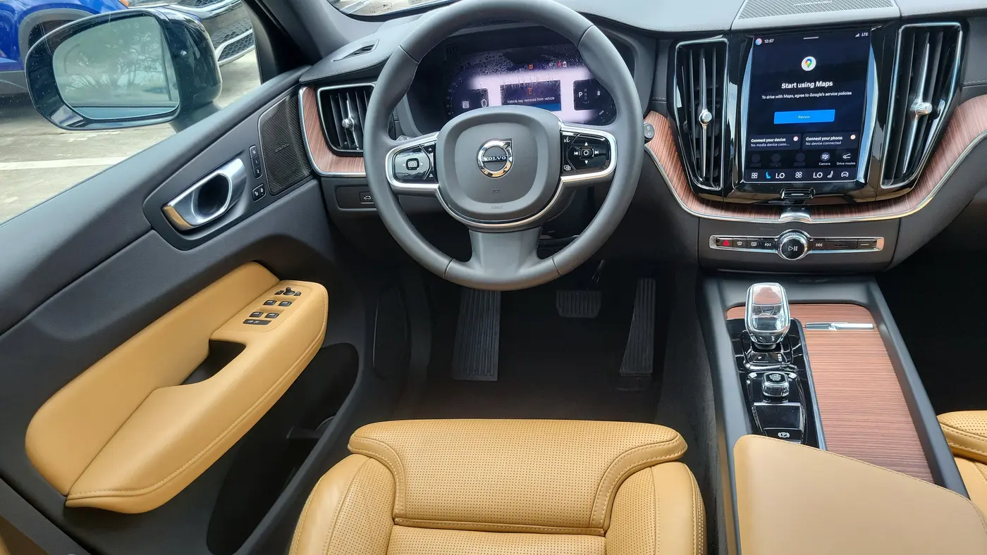 2024 Volvo XC60 B5 Ultimate Dark Theme