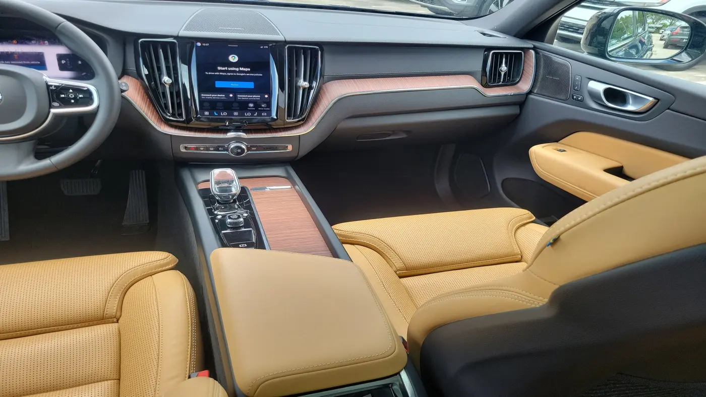 2024 Volvo XC60 B5 Ultimate Dark Theme
