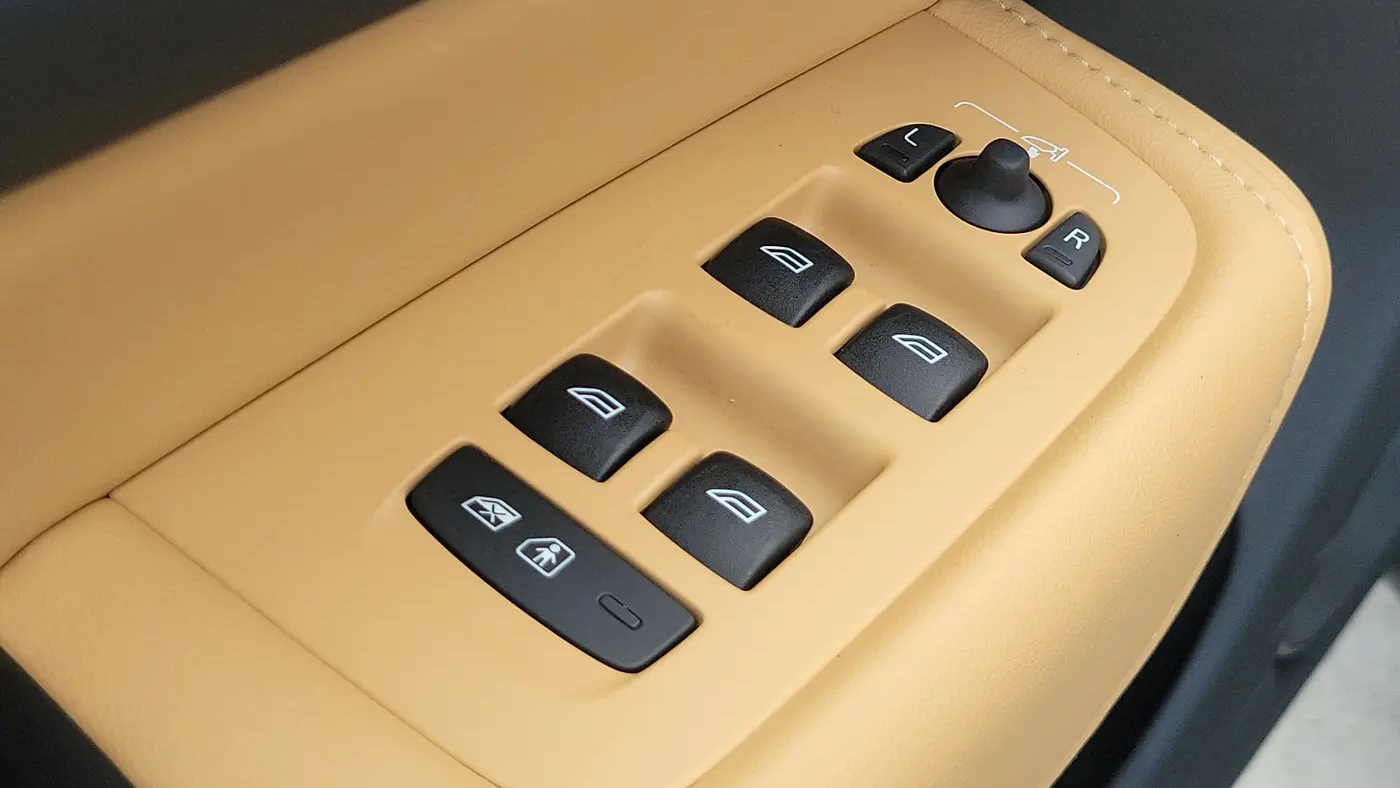 2024 Volvo XC60 B5 Ultimate Dark Theme