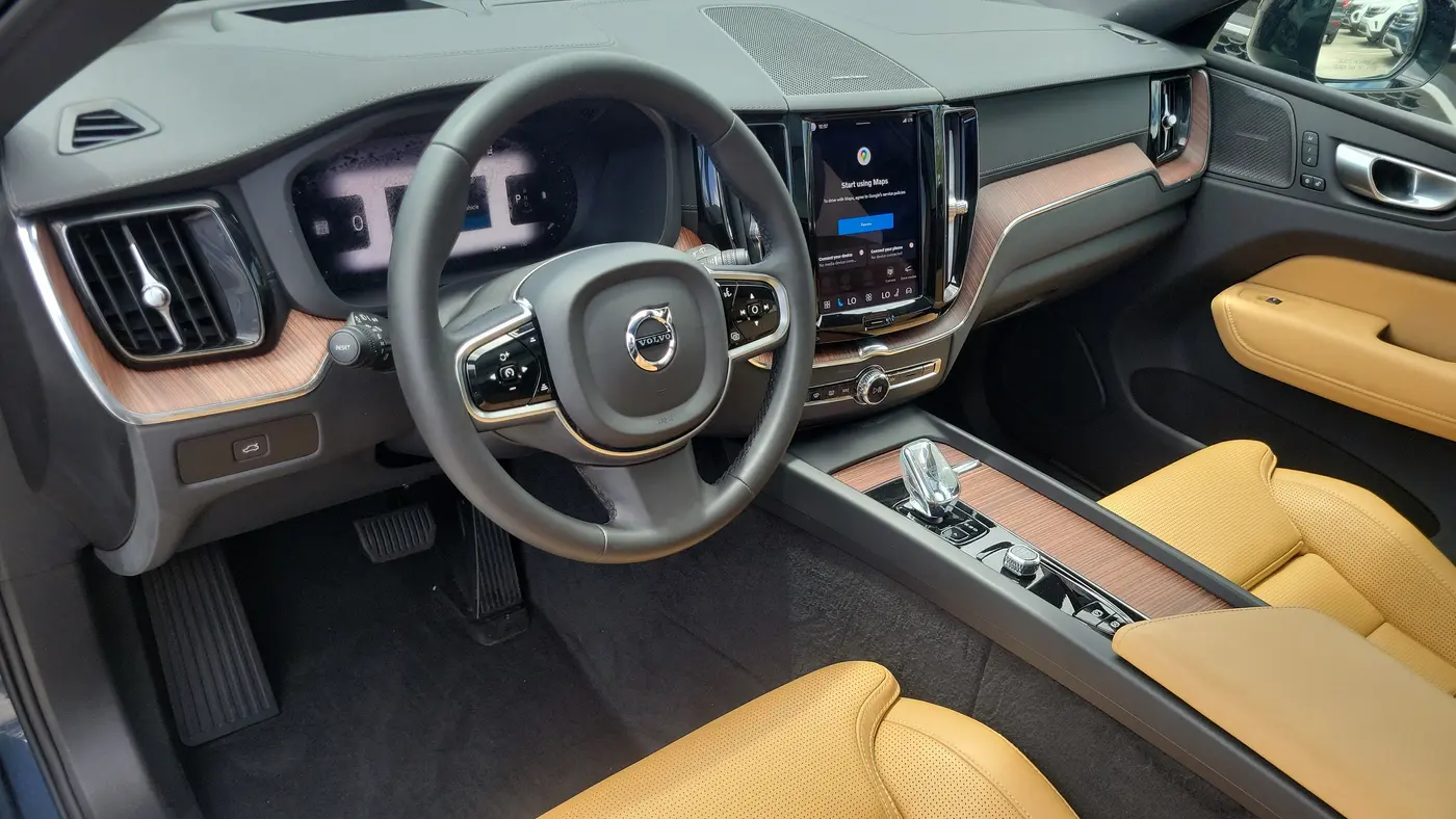 2024 Volvo XC60 B5 Ultimate Dark Theme