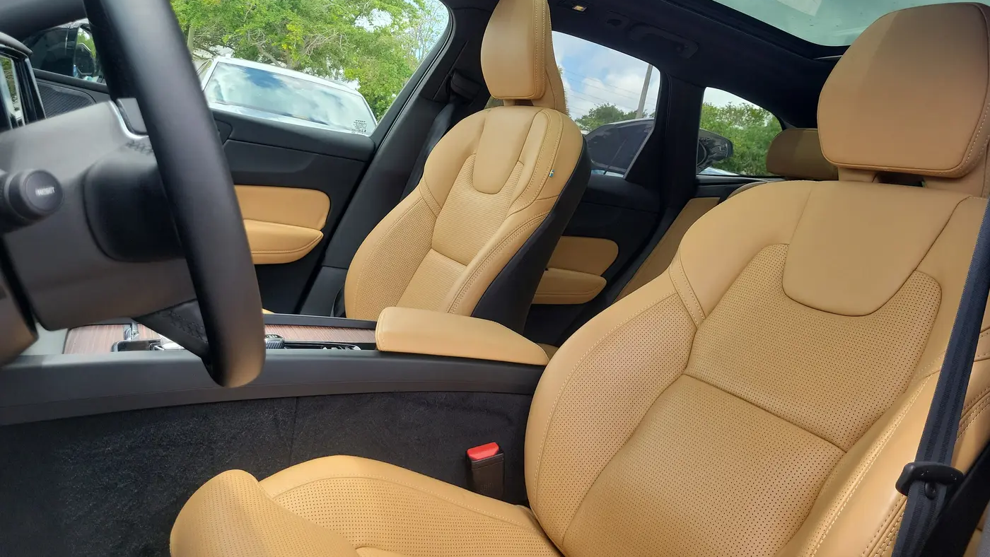 2024 Volvo XC60 B5 Ultimate Dark Theme