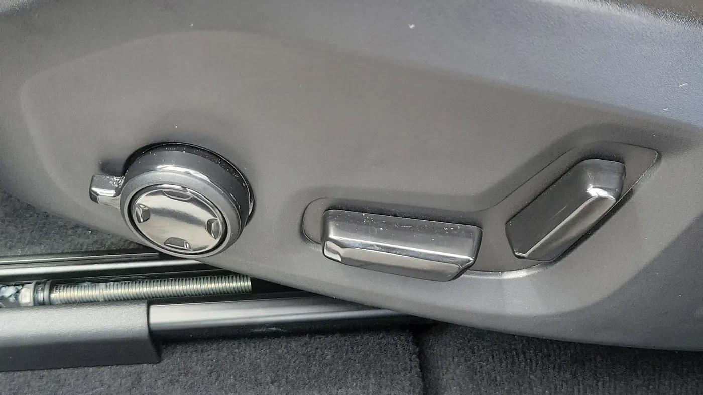 2024 Volvo XC60 B5 Ultimate Dark Theme